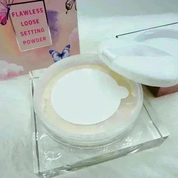 ELOISE BEAUTY Flawless Loose Setting Powder in Vanilla - Picture 2 of 5